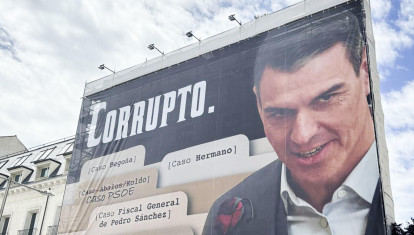 La lona en la fachada del edificio que está frente al Congreso de los Diputados de Madrid, con la palabra 