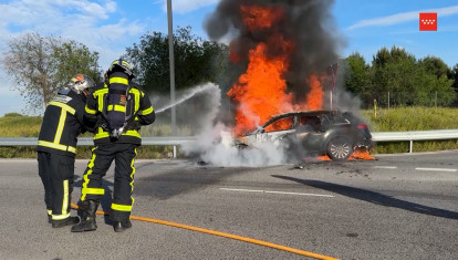 Bomberos extinguiendo fuego