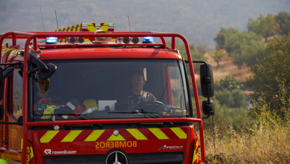 Un camión de bomberos en el incendio forestal de La Estrella, a 7 de agosto de 2024, en La Estrella, Toledo, Castilla-La Mancha (España). El incendio forestal declarado en el término municipal de La Estrella elevó su situación operativa a nivel 2 por posible afección a bienes de naturaleza no forestal e infraestructuras esenciales a lo largo de la noche de hoy, tras lo que se ha solicitado durante la noche la colaboración de la Unidad Militar de Emergencias. En total, son 70 efectivos repartidos en equipos de Primera y Segunda Intervención los que han salido de la Base Aérea de Torrejón para sumarse a los trabajos de extinción, y se espera la llegada de más compañeros a lo largo del día. El incendio forestal, que ya afecta a más de 2.500 hectáreas, ha obligado a confinar la población de cuatro municipios aledaños.

Europa Press / Europa Press
07/8/2024