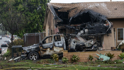 Una casa quedó parcialmente destruida tras el accidente de una avioneta en una calle residencial de San Diego, California