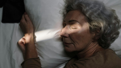 Una mujer mayor, durmiendo
