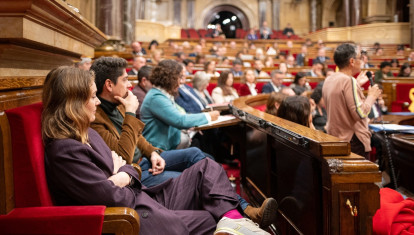 (Foto de ARCHIVO)
La Líder de Comuns Sumar, Jéssica Albiach, durante una sesión de control al presidente de la Generalitat, en el Parlament, a 12 de febrero de 2025, en Barcelona, Cataluña (España). El Parlament vota en el pleno de hoy si tramita por lectura única la modificación de la Carta municipal de Barcelona, y debatirá la modificación de dos leyes más, una para garantizar la capacidad jurídica de las personas con discapacidad y otra para los derechos LGTBI. Tras la sesión de control habitual, se nombrará a tres miembros de la Junta de Govern del Institut Català Internacional per la Pau (ICIP) para cubrir las vacantes actuales y se procederá a debatir y votar si tramitar por lectura única la modificación de la Carta municipal de Barcelona.

Lorena Sopêna / Europa Press
12/2/2025