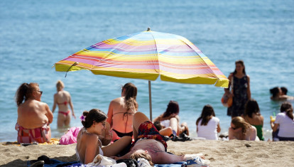 Las playa de la costa de Málaga se llenan de personas