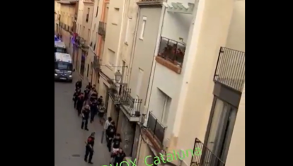 Agentes de los Mossos escoltando a los jóvenes de vuelta al centro
