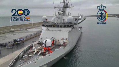 La Policia demuestra sus capacidades con un asalto desde un buque de la Armada a un barco secuestrado
