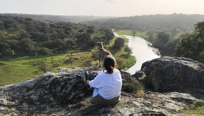 Cristina Clemares junto a su perro en el campo, en la provincia de Salamanca