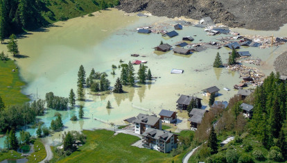 Esta fotografía muestra el pequeño pueblo de Blatten, en el monte Bietschhorn de los Alpes suizos, destruido por un deslizamiento de tierra tras el derrumbe de parte del enorme glaciar Birch