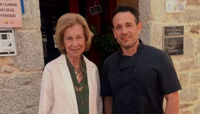La reina Sofia con el dueño del restaurante que visitó en Galicia
