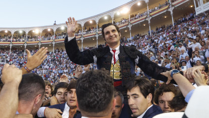 El diestro Morante de la Puebla sale a hombros de Las Ventas tras la Corrida de la Beneficencia