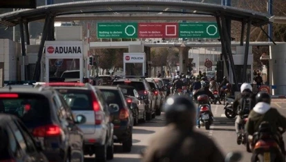 La frontera con Gibraltar, la verja, es un caos de tráfico y horas de espera