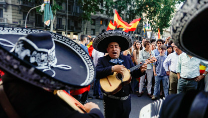Los mariachis que cantaron en Ferraz contra Pedro Sánchez