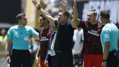 Diego Pablo Simeone protesta contra el arbitraje