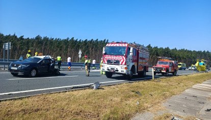 Accidente en la A-54 en O Pino (A Coruña), en el que falleció una persona y otras cinco resultaron heridas., a 16 de junio de 2025.

REMITIDA / HANDOUT por CONSORCIO CONTRA INCENDIOS Y DE SALVAMENTO
Fotografía remitida a medios de comunicación exclusivamente para ilustrar la noticia a la que hace referencia la imagen, y citando la procedencia de la imagen en la firma
16/6/2025