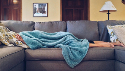 Qué dicen los médicos sobre dormir la siesta