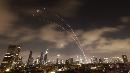 Los sistemas de defensa aérea israelíes se activaron para interceptar misiles iraníes sobre la ciudad israelí de Tel Aviv