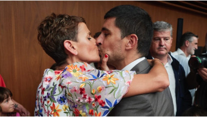 María Chivite, dándose un beso con su pareja