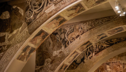 Detalle de las pinturas murales del Monasterio de Sijena expuestas en el MNAC, en Barcelona.