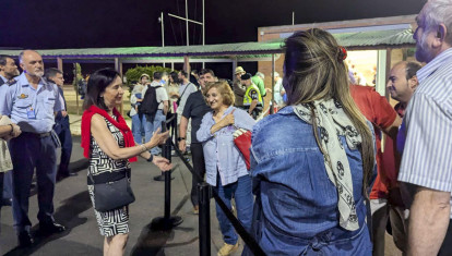 La ministra española de Defensa, Margarita Robles, recibe a los españoles evacuados de Israel e Irán en la base militar de Torrejón de Ardoz