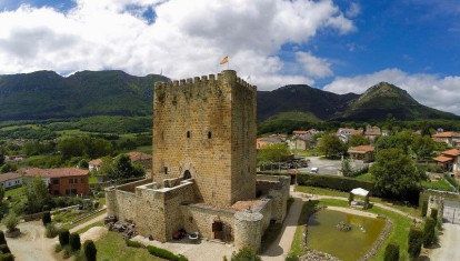 Jardines y torre que forman parte del complejo palaciego