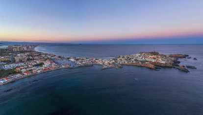 Vista del cabo de Palos y su faro.