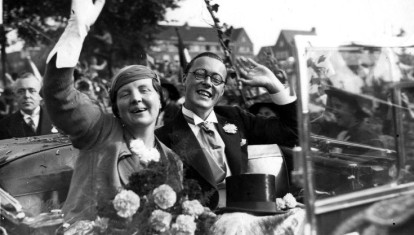 Los novios, la princesa heredera Juliana y el príncipe Bernhard, saludan desde el carruaje durante un paseo por Ámsterdam, aquí en Apollolaan, con motivo de su compromiso, septiembre de 1936