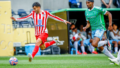 Ángel Correa mantiene la pelota y es presionado por Jon Bell