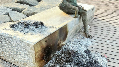 Destrozos en la escultura de Anís del Mono, en Badalona