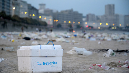 A CORUÑA, 24/06/2025.- Basura acumulada en la playa del Orzán (A Coruña) tras las celebraciones de la noche de San Juan. EFE/ Moncho Fuentes