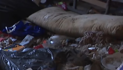 Así se encontró una de las estancias de la casa: con basura acumulada