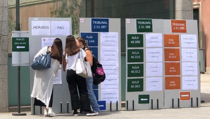 Estudiantes consultan sus tribunales de las PAU en la UPF de Barcelona, en una imagen de archivo