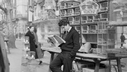 Un hombre lee el periódico en la Rambla de Barcelona, en 1957, en una fotografía de Harry Pot