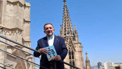 El periodista y escritor Sergio Vila-Sanjuán, en el tejado de la Catedral de Barcelona