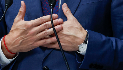 Las manos de Pedro Sánchez, este miércoles en la cumbre de la OTAN