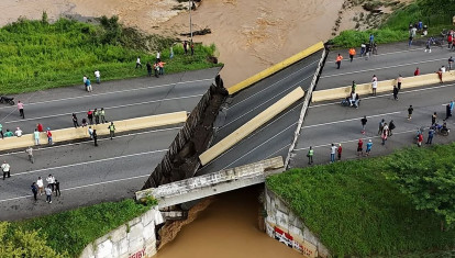 Un puente de la autopista José Antonio Páez (Venezuela)
