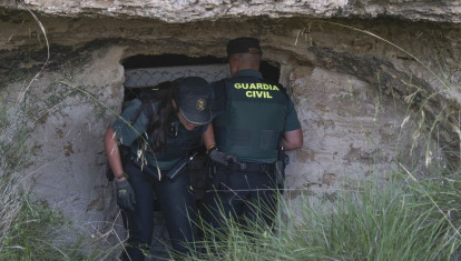 La Guardia Civil en la cueva donde se halló el cuerpo en Ruguilla