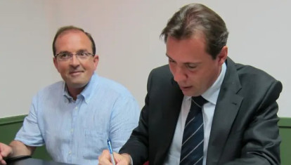 El ministro de Transportes, en 2012, firma ante notario que soterrará el tren en Valladolid