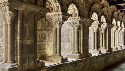 Siempre a la sombra de la catedral compostelana, la pequeña Colegiata de Santa María del Sar se esconde a orillas del río de dicho nombre alejada del centro histórico, y turístico, de Santiago. Construida en el siglo XII conserva muchos paralelismos con la catedral, aunque con una particularidad: las naves se abren hacia fuera creando la sensación de un inminente colapso y derrumbe de su estructura. La colegiata se construyó en un terreno poco estable e inundable, fenómeno que hasta hace poco aún sucedía. Para evitar su destrucción, en el siglo XVIII se construyeron unos grandes contrafuertes que le dan su característico aspecto exterior. Además, cuenta con uno de los claustros románicos más interesantes de los que existen en España.