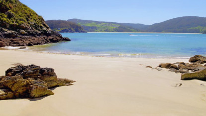La playa que aparece y desaparece según la marea