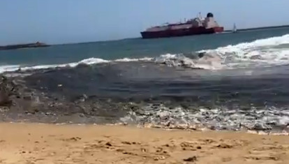 Una ola arrastra a bañistas