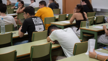 Imagen de varios alumnos en un aula durante el primer examen de la primera jornada de selectividad 2025 en Valencia