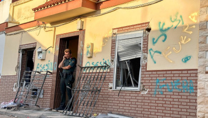 Un agente de la Guardia Civil vigila el exterior de la vivienda del Poblado de Alfonso XIII