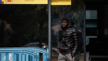 Un inmigrante frente al CREADE de Pozuelo de Alarcón