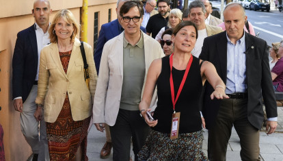 El presidente de Cataluña, Salvador Illa (c), a su llegada a la sede del PSOE en la madrileña calle de Ferraz - EFE