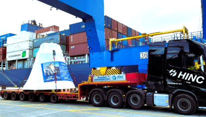 La descomunal campana, a su llegada a Brasil por barco