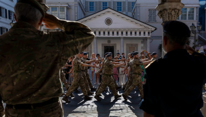 Efectivos de la Marina Real Británica, la Real Fuerza Aérea Británica, el Ejército Británico y el Regimiento Real de Gibraltar marchan en el Peñón