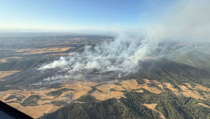 Vista aérea del fuego en Paüls (Tarragona), este martes