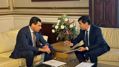 Entrega del informe de impacto económico por parte de Anton Arriola, presidente de Kutxabank, al presidente de la Junta de Andalucía, Juanma Moreno