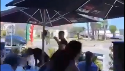 Captura del vídeo de Vigo donde un hostelero echa a unos turistas israelíes
