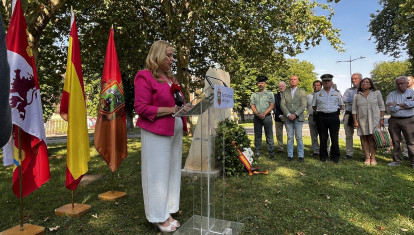La alcaldesa de Burgos, Cristina Ayala, lee el manifiesto en el acto de recuerdo a Miguel Ángel Blanco