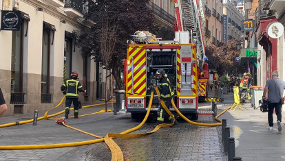 Incendio en la calle del Prado obliga a cortar varias calles en el centro de Madrid